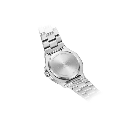 Hombre recibiendo un reloj Capri Watches como regalo, mostrando elegancia mediterránea y estilo sofisticado frente a relojes Tissot, Fossil y Seiko.