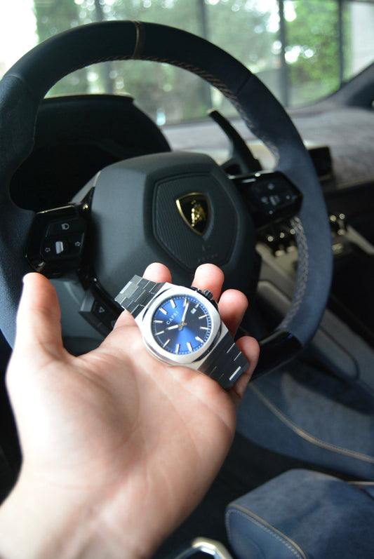 Reloj Capri Watches presentado como regalo elegante para hombre, mostrando diseño mediterráneo, calidad duradera y estilo sofisticado.