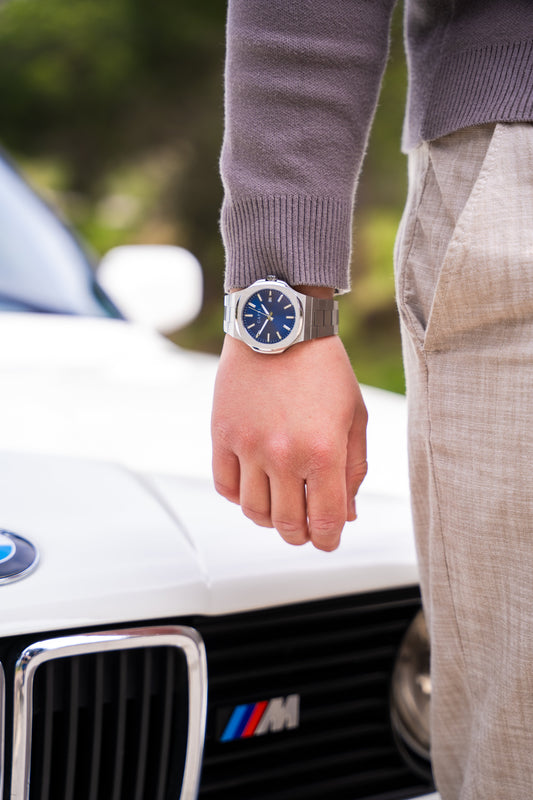 Hombre comparando su reloj Capri Watches con otros relojes de hombre, mostrando diseño mediterráneo, durabilidad y estilo superior a precio accesible.
