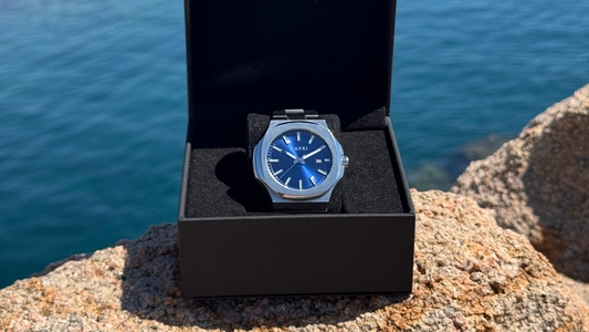 Reloj Capri Watches elegante sobre fondo neutro, ideal como regalo para hombre o reloj de hombre barato con estilo y calidad.