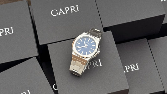 Reloj Capri sobre cajas negras personalizadas.