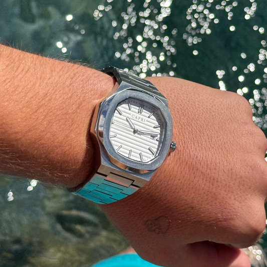 Reloj Capri Watches sobre escritorio elegante, combinado con outfit diario, casual y profesional.