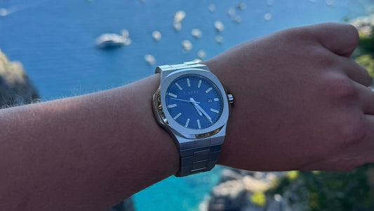 Reloj Capri Watches elegante sobre caja de regalo, ideal como regalo para hombre o reloj de hombre barato de calidad.