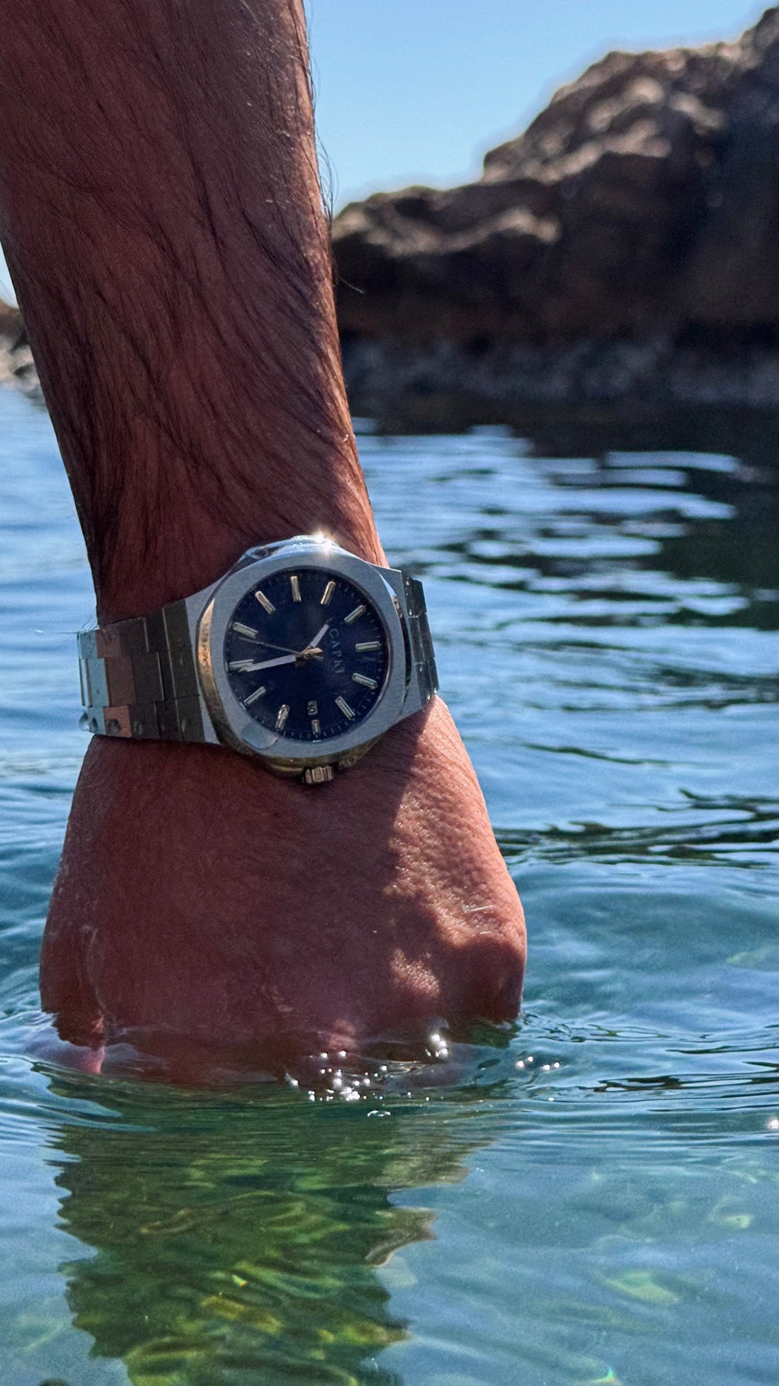Comparativa de relojes Capri Watches frente a Tissot, Daniel Wellington, Fossil y Seiko, destacando estilo mediterráneo, diseño elegante y lujo accesible.