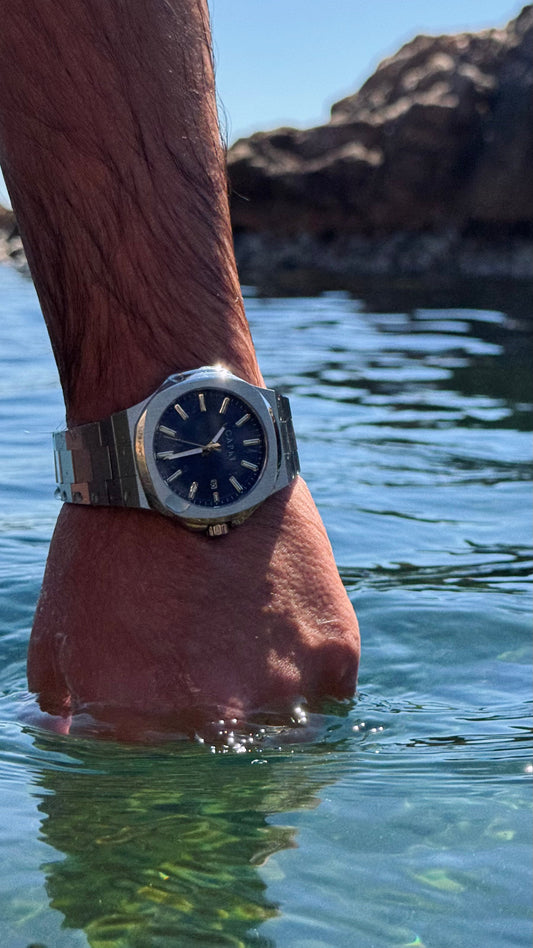 Comparativa de relojes Capri Watches frente a Tissot, Daniel Wellington, Fossil y Seiko, destacando estilo mediterráneo, diseño elegante y lujo accesible.