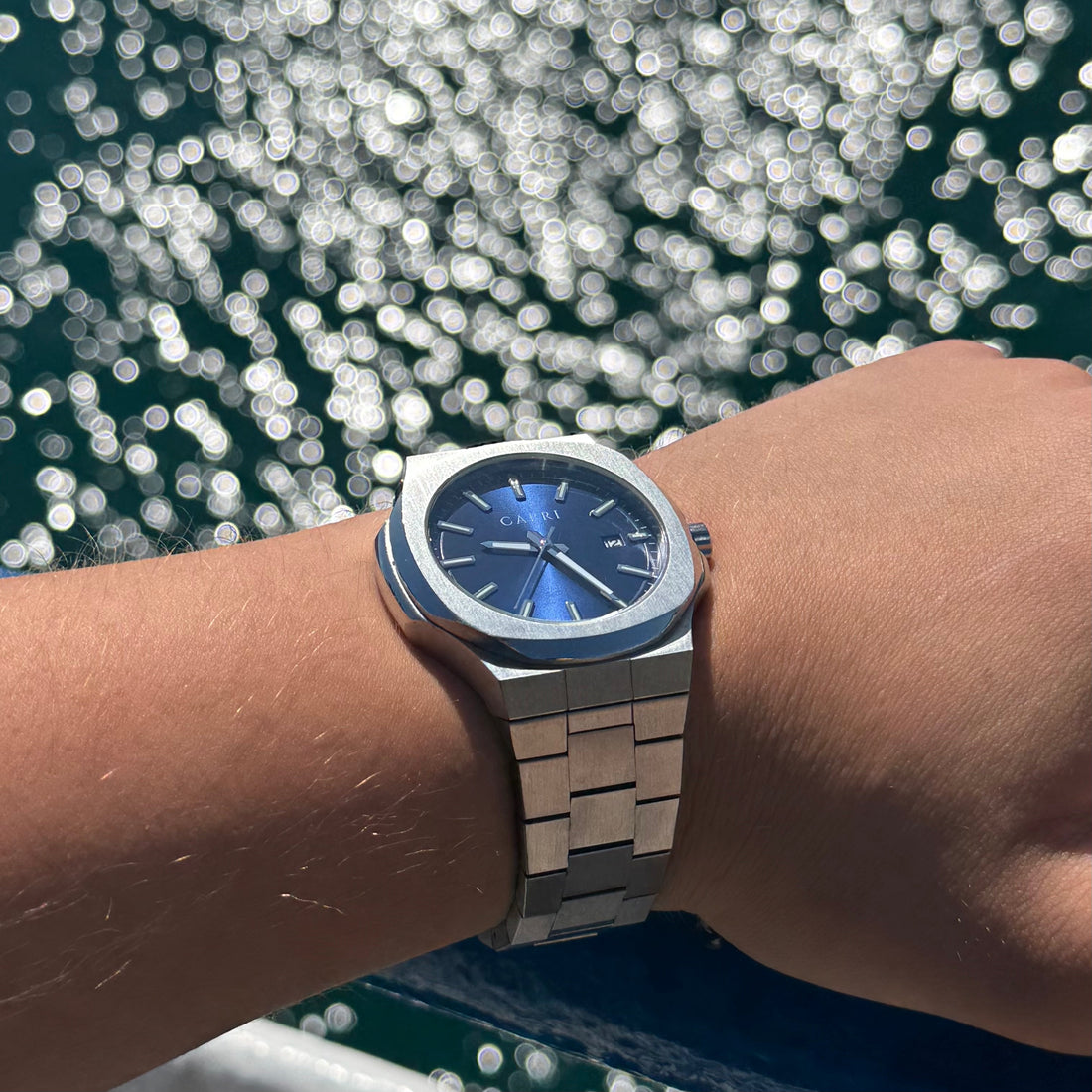 Relojes Capri Watches presentados como regalo perfecto para hombres, junto a cajas de regalo elegantes y comparativa visual con Daniel Wellington, Seiko, Fossil y Casio.