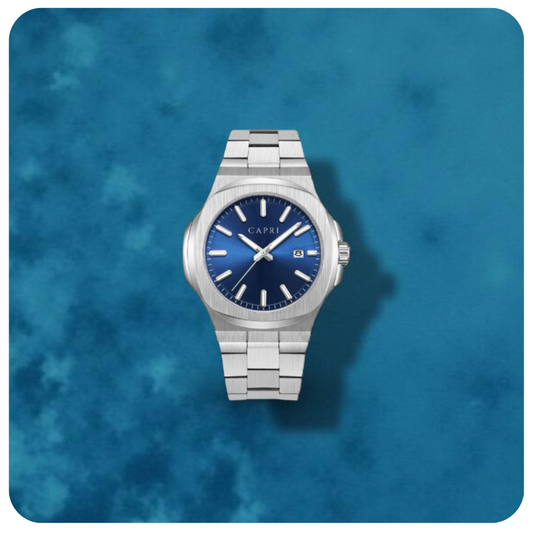 Reloj Capri Watches sobre escritorio con outfit diario elegante y casual, mostrando estilo y sofisticación.
