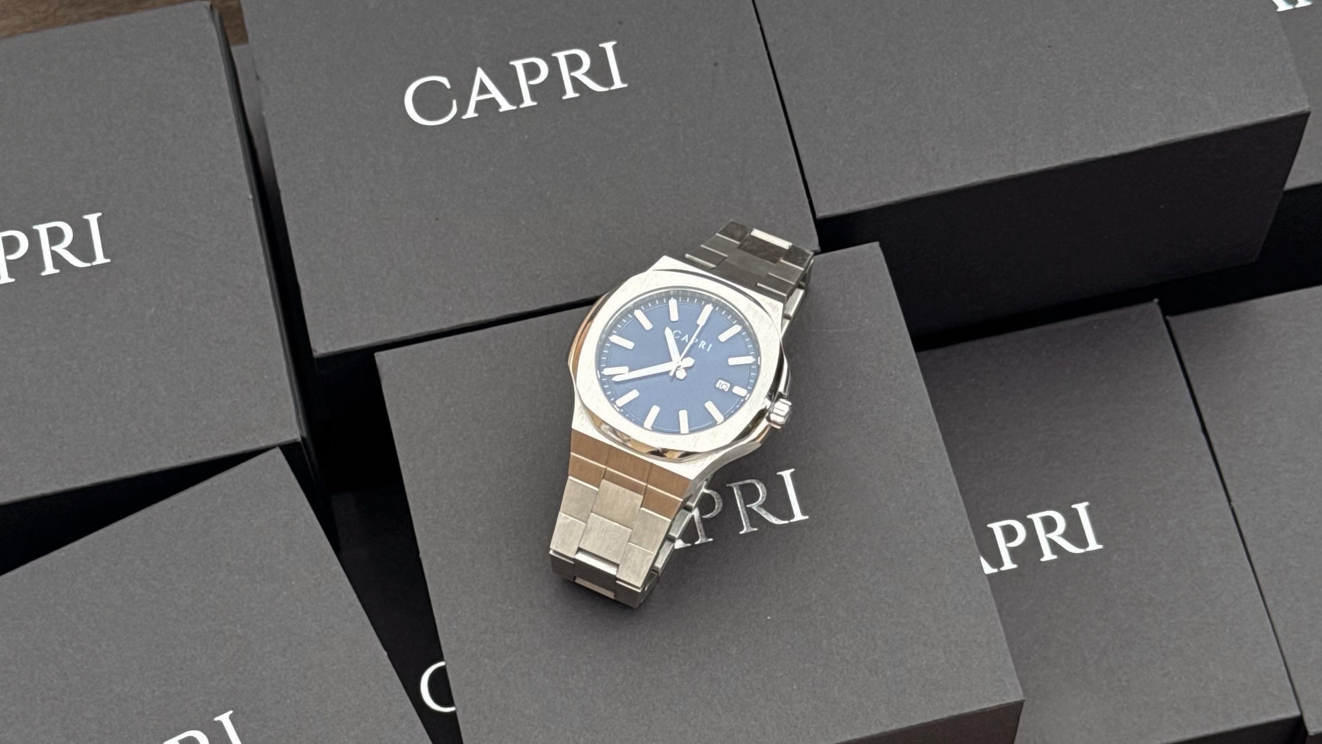 Reloj Capri sobre cajas negras personalizadas.