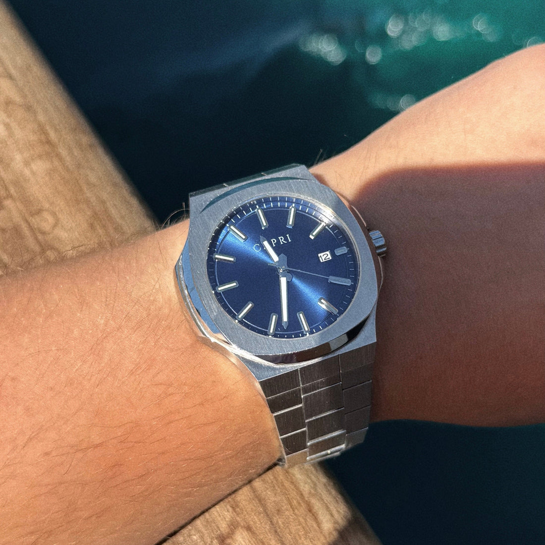Reloj Capri Watches modelo Ocean con esfera azul y correa de acero, elegante y asequible para hombre.